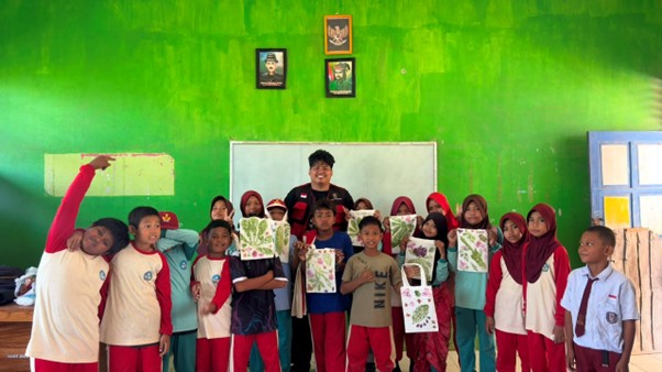 sekolah-alam-di-upt-sdn-221-pinrang-mahasiswa-kkn-unhas-kenalkan-pemanfaatan-daun-menggambar-desain-baju-dan-teknologi-ai-sebagai-media-pembelajaran-ilmu-pengetahuan